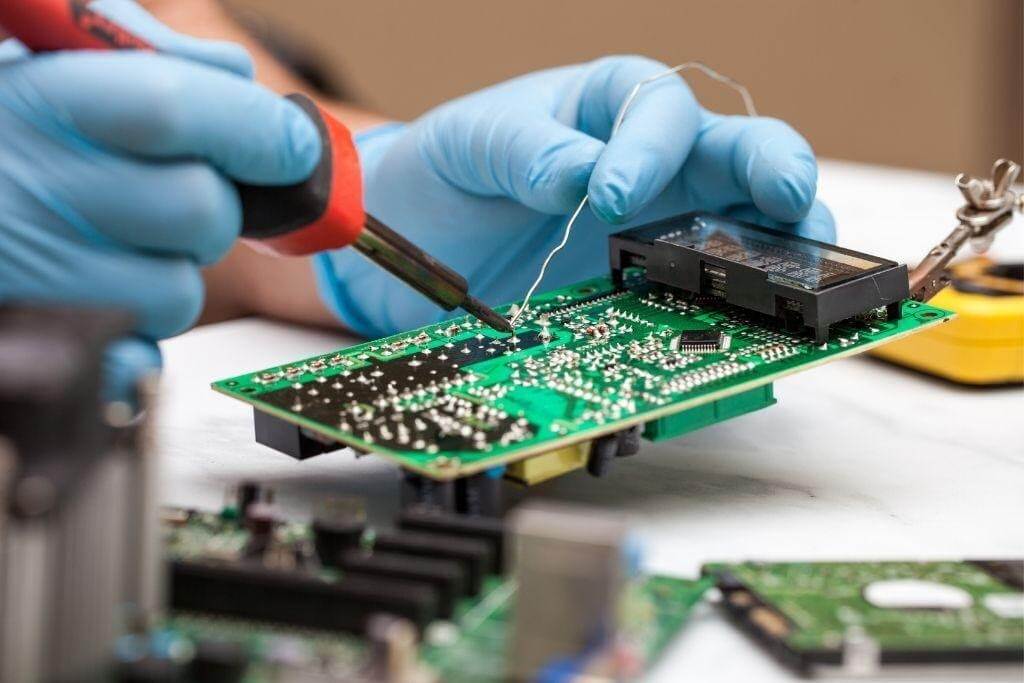 Elektronik Kart Tamiri: Sanayi Makinelerinde Üretim Neden Durmasın?